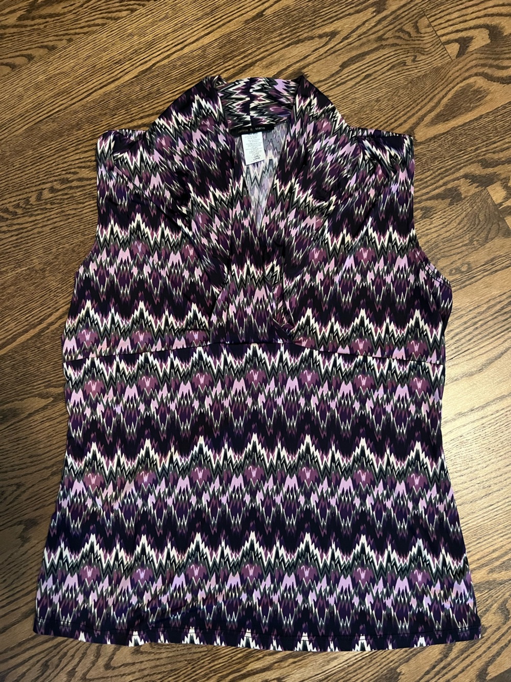 Sleeveless V-Neck Zigzag Print Top in Purple and Black